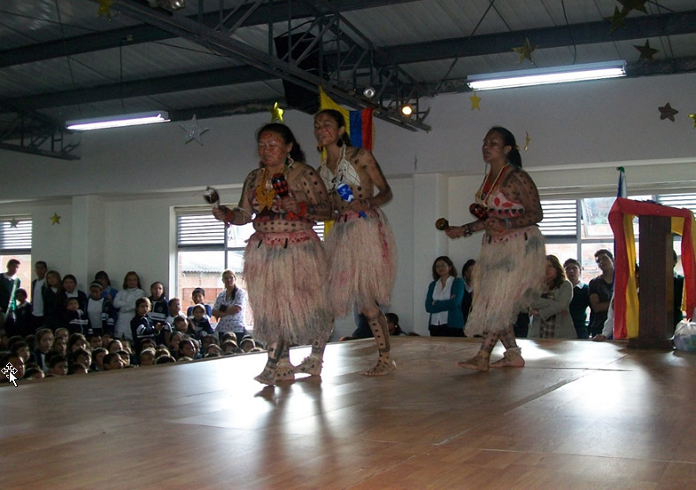 Figura 2. Intercambio cultural. Proyecto Aprendizajes Productivos a través de la Comprensión Etnocultural, visita de la comunidad Siriano del Vaupés a la institución educativa Atabanzha